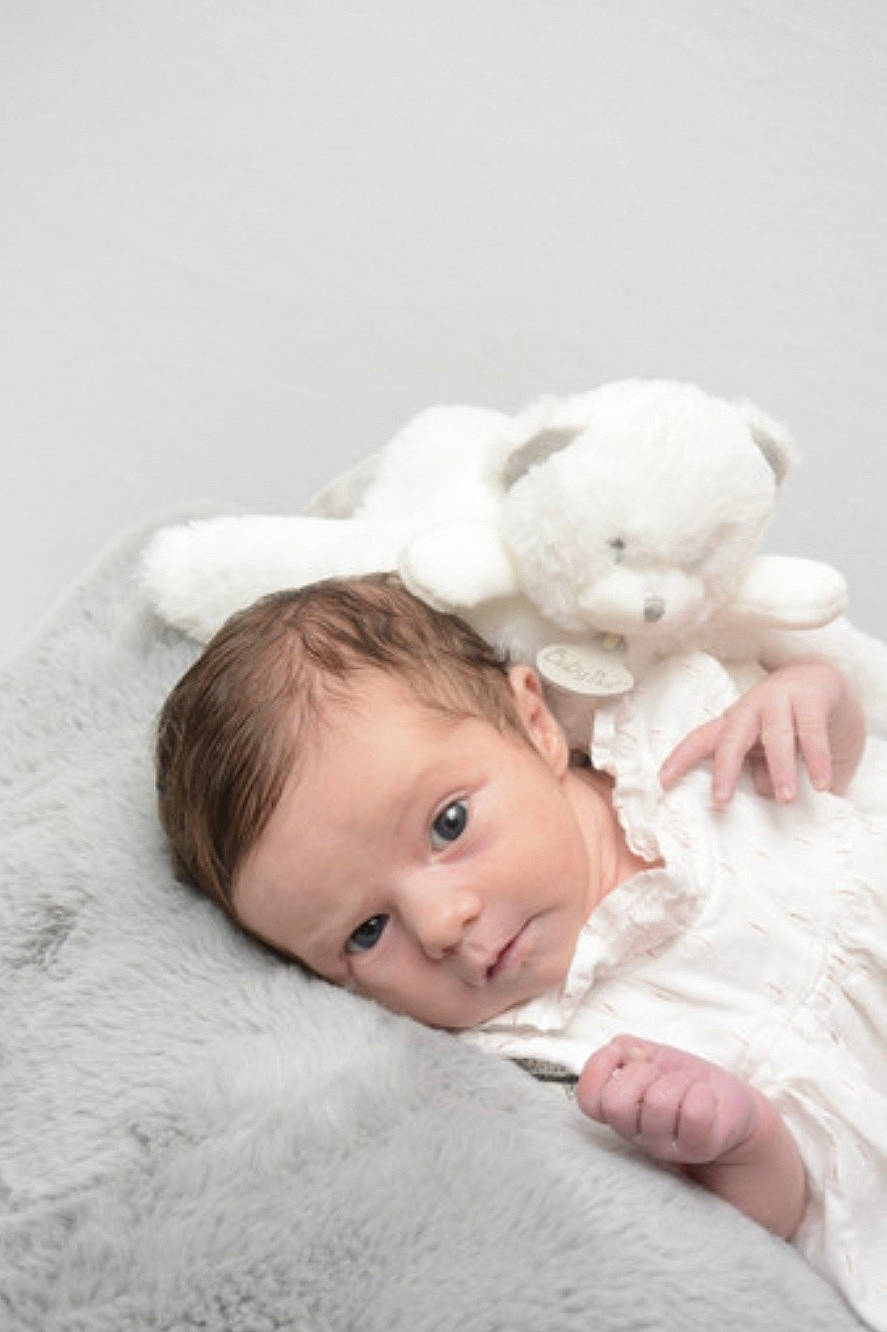 Mélyssa participe au concours pour gagner de l'argent avec cette photo : baby, baby_toddler_clothing, cheek, child, comfort, ear, eye, face, fur, gesture, grey, happy, iris, lip, nose, person, skin, sleeve, teddy_bear, toddler