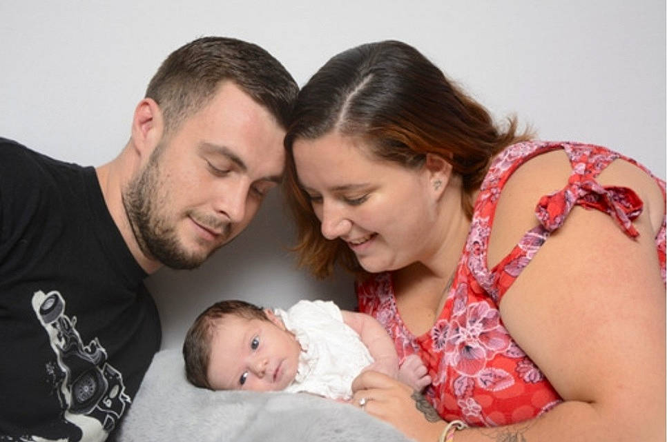 Mélyssa participe au concours pour gagner de l'argent avec cette photo : arm, baby, beard, cheek, child, comfort, couch, event, facial_expression, gesture, hairstyle, happy, interaction, jewellery, joy, love, necklace, person, shoulder, sitting