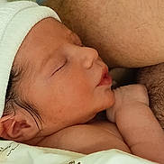 Yulian participe au concours pour gagner de l'argent avec cette photo : newborn, baby, sleeping, hat, blanket, skin, face, head, arm, closeup, person, human, cozy, cuddle, rest, peaceful, infant, family, hair, warm