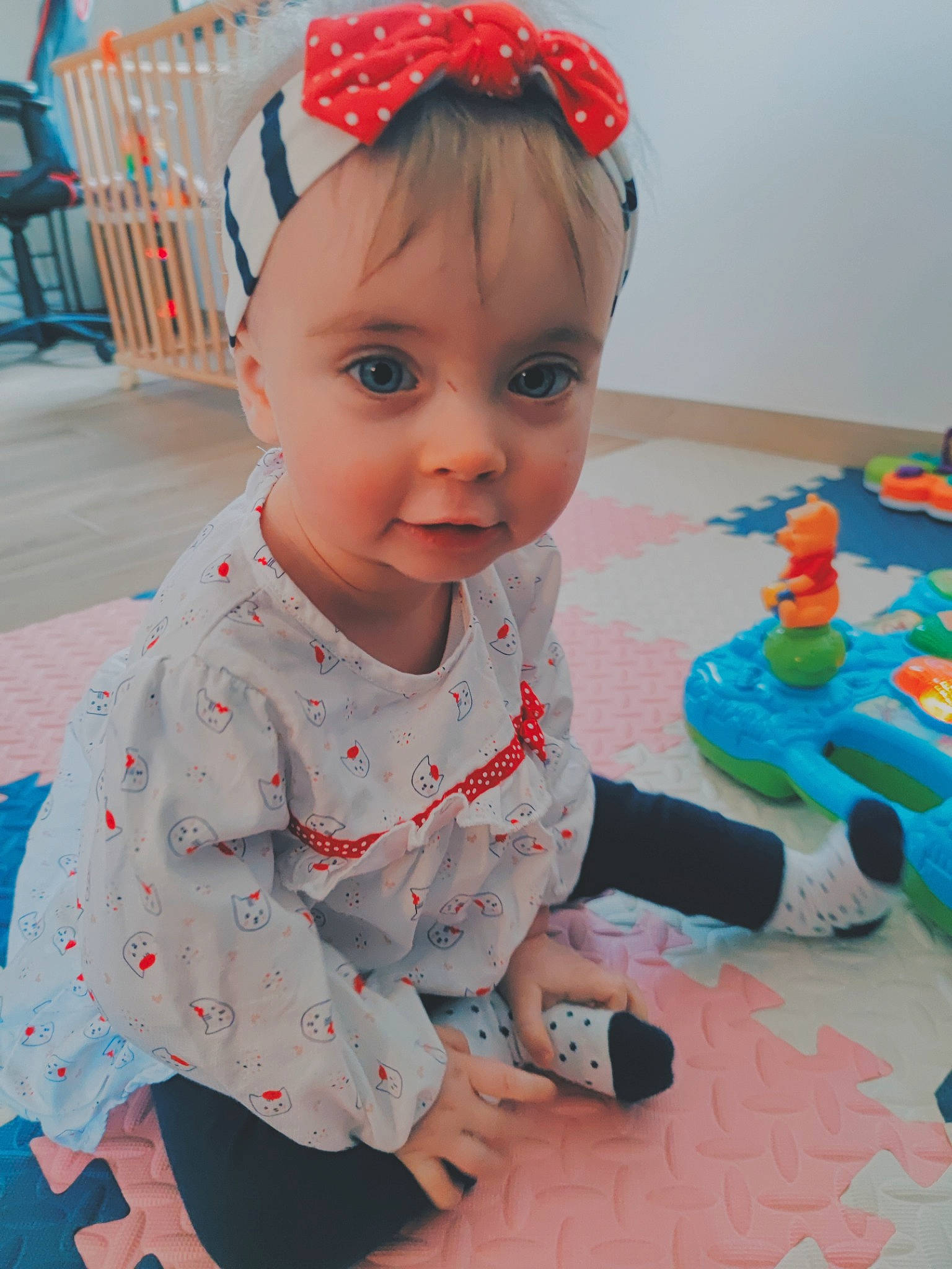 Romy participe au concours pour gagner de l'argent avec cette photo : baby, baby_toddler_clothing, cap, chair, cheek, child, costume_hat, dress, flooring, fun, happy, headband, pattern, person, pink, skin, sleeve, smile, summer, toddler