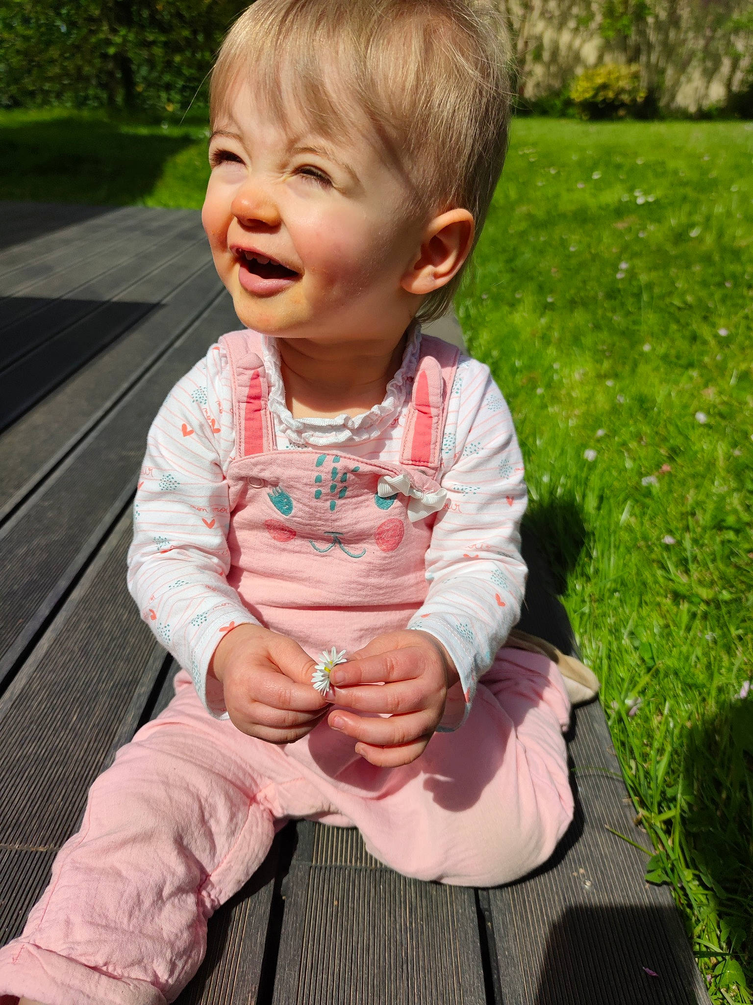 Romy participe au concours pour gagner de l'argent avec cette photo : baby, baby_toddler_clothing, cheek, child, clothing, eye, finger, gesture, grass, happy, human_body, lip, nose, people_in_nature, person, pink, plant, skin, sleeve, smile