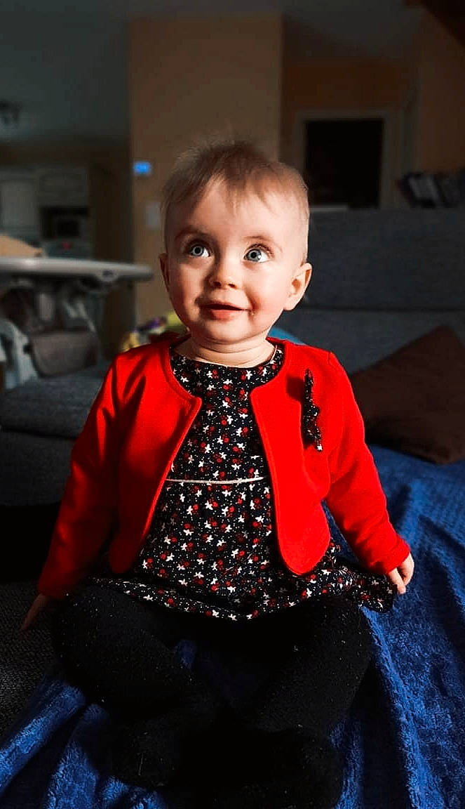 Romy participe au concours pour gagner de l'argent avec cette photo : baby_toddler_clothing, child, chin, collar, couch, denim, electric_blue, flash_photography, formal_wear, fun, happy, head, iris, pattern, person, sitting, skin, sleeve, standing, t_shirt