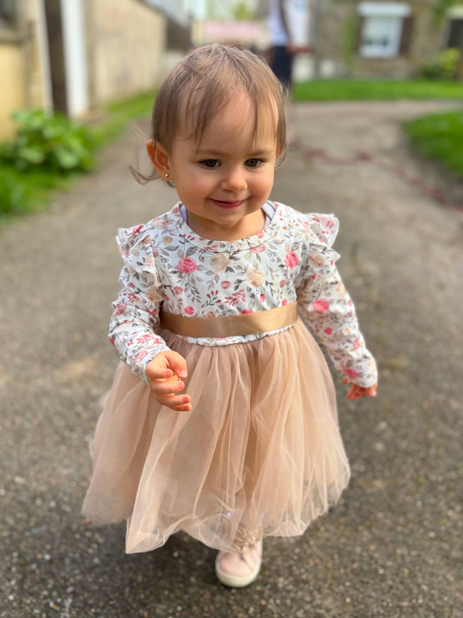 Shelsea a rejoint le concours — aidez-le/la à gagner de superbes lots ! baby, baby_toddler_clothing, child, day_dress, dress, face, fun, grass, hair, happy, head, human_body, joy, outerwear, pattern, people_in_nature, person, plant, recreation, sleeve