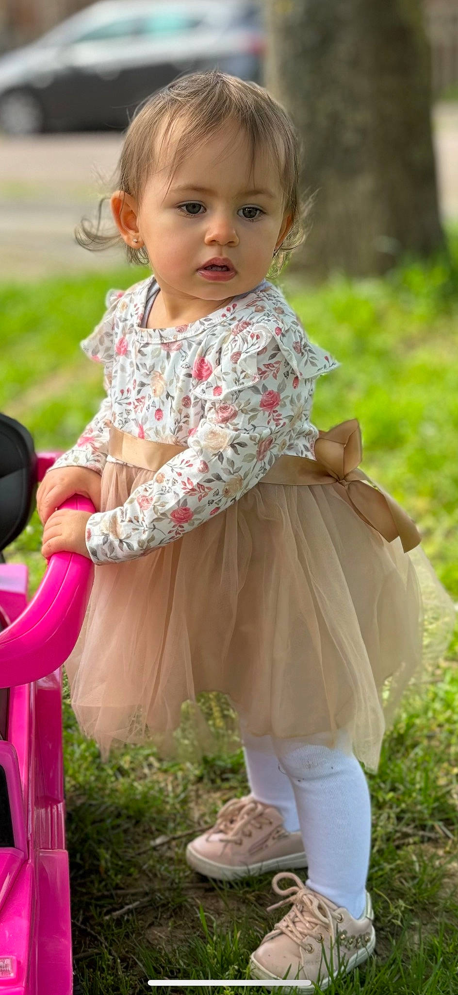 Shelsea a rejoint le concours — aidez-le/la à gagner de superbes lots ! baby, baby_toddler_clothing, beauty, blond, child, clothing, dress, face, grass, grass_family, happy, pattern, people_in_nature, person, photograph, pink, plant, sitting, skin, sleeve