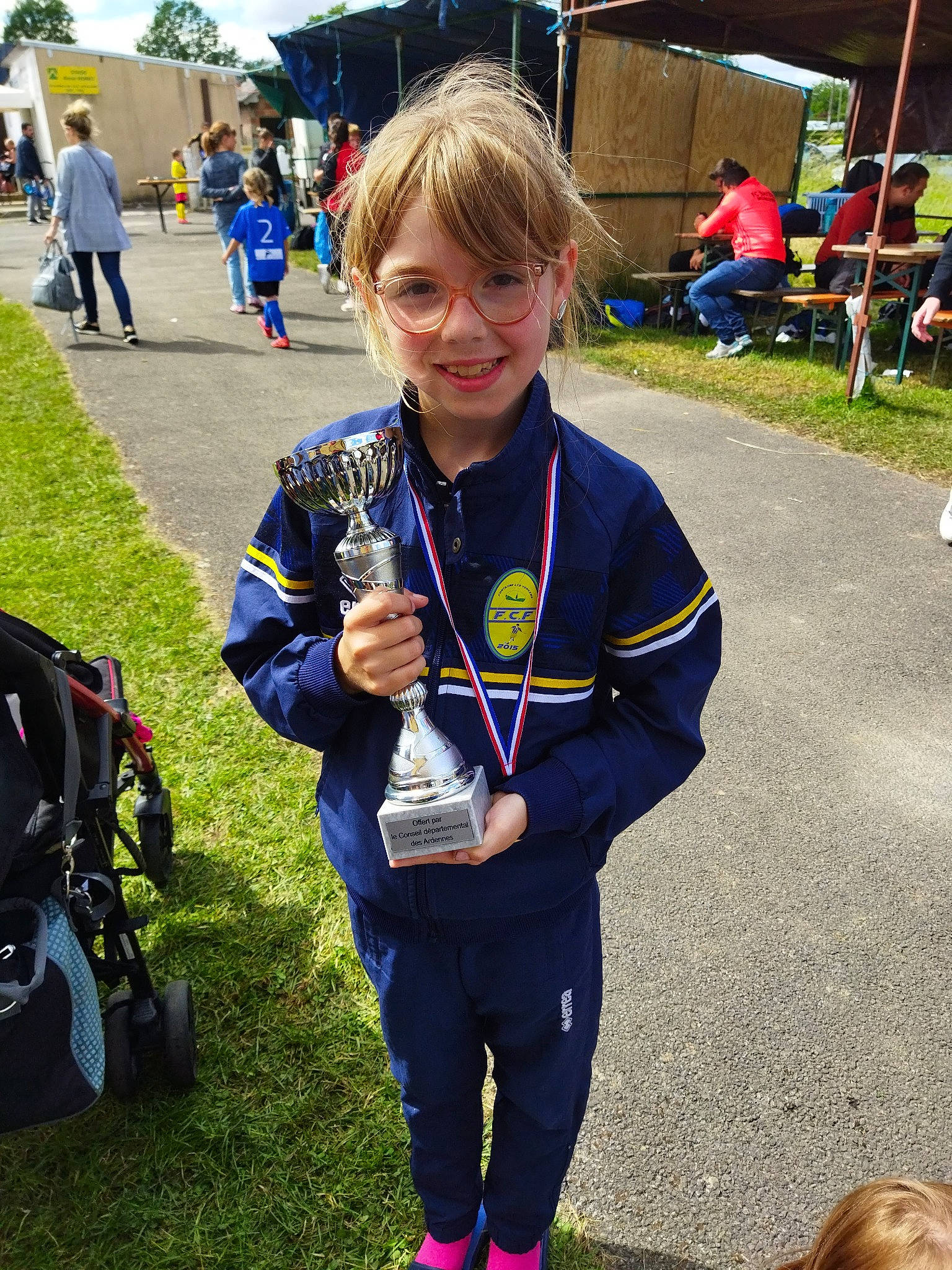 Mallaury a rejoint le concours — aidez-le/la à gagner de superbes lots ! chair, championship, child, competition_event, electric_blue, event, fun, grass, joy, leisure, luggage_and_bags, medal, person, plant, pole, recreation, smile, sports, toy, tree