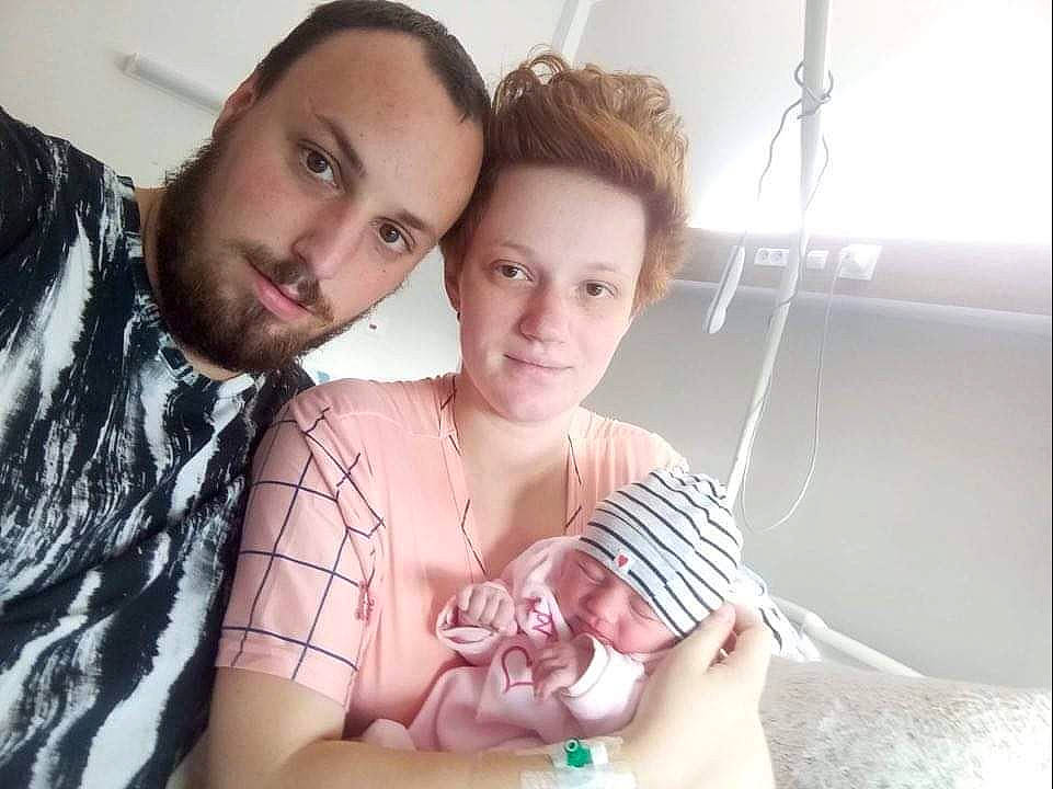 Myriana participe au concours pour gagner de l'argent avec cette photo : baby, beard, birth, cheek, chest, childbirth, eye, eyebrow, eyelash, facial_hair, head, jaw, joy, love, patient, person, selfie, shoulder, skin, swimming_pool