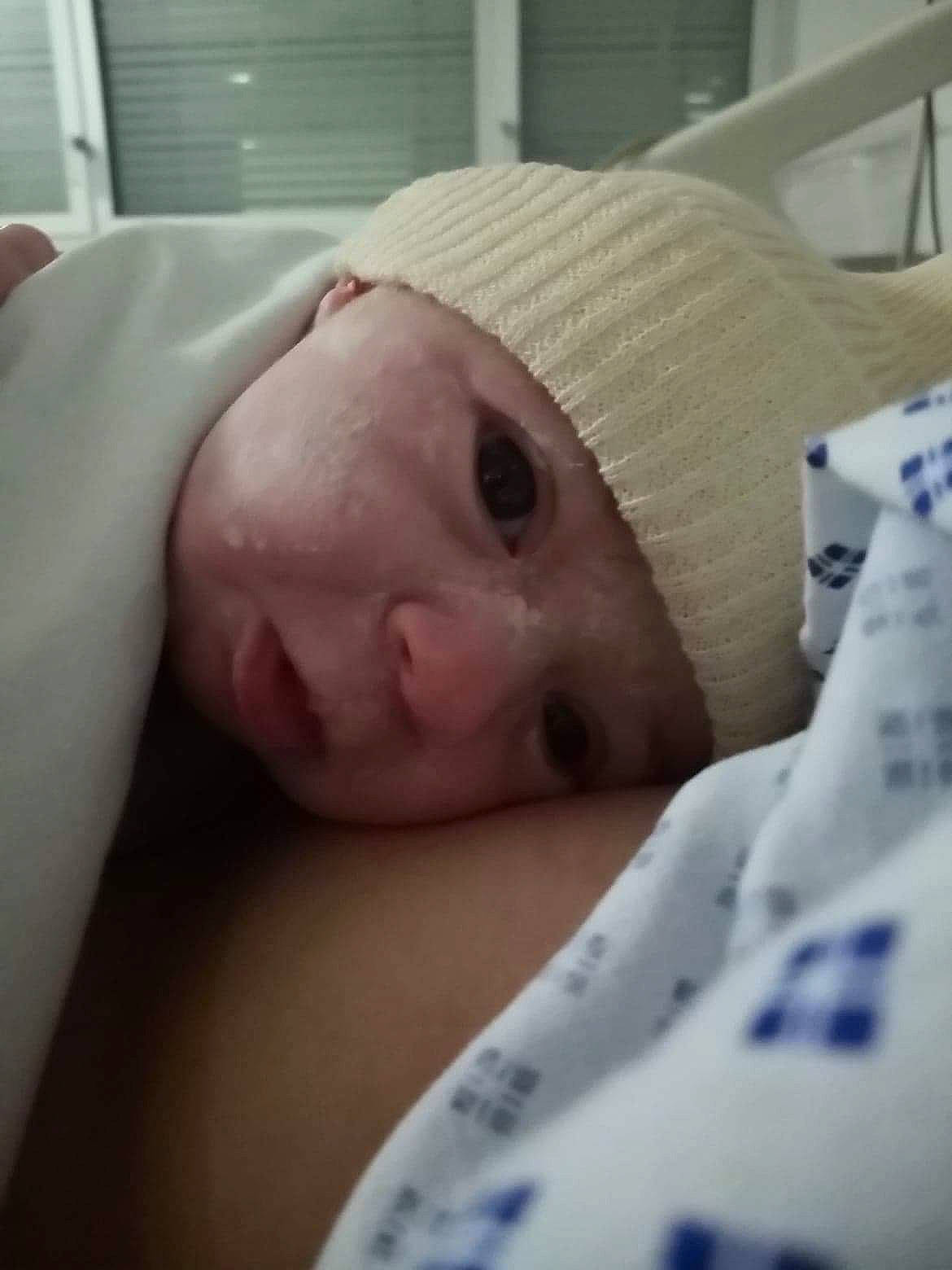 Myriana participe au concours pour gagner de l'argent avec cette photo : baby, baby_products, baby_sleeping, baby_toddler_clothing, birth, cheek, child, childbirth, comfort, headwear, linens, mammal, person, skin, toddler