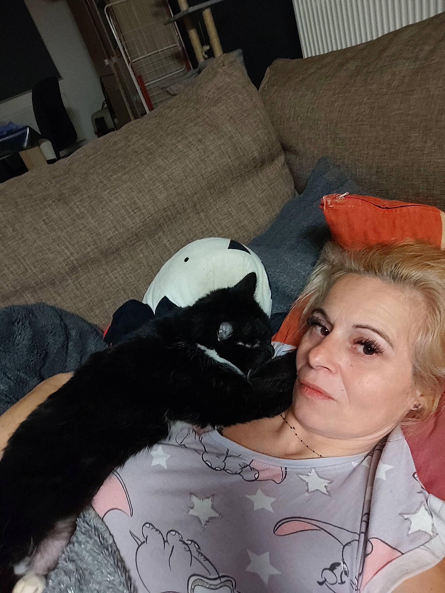 Tessa a rejoint le concours — aidez-le/la à gagner de superbes lots ! black_hair, carnivore, cat, chest, comfort, companion_dog, cool, couch, eye, eyelash, felidae, flooring, fur, jewellery, lap, mouth, small_to_medium_sized_cats, thigh, trunk, whiskers