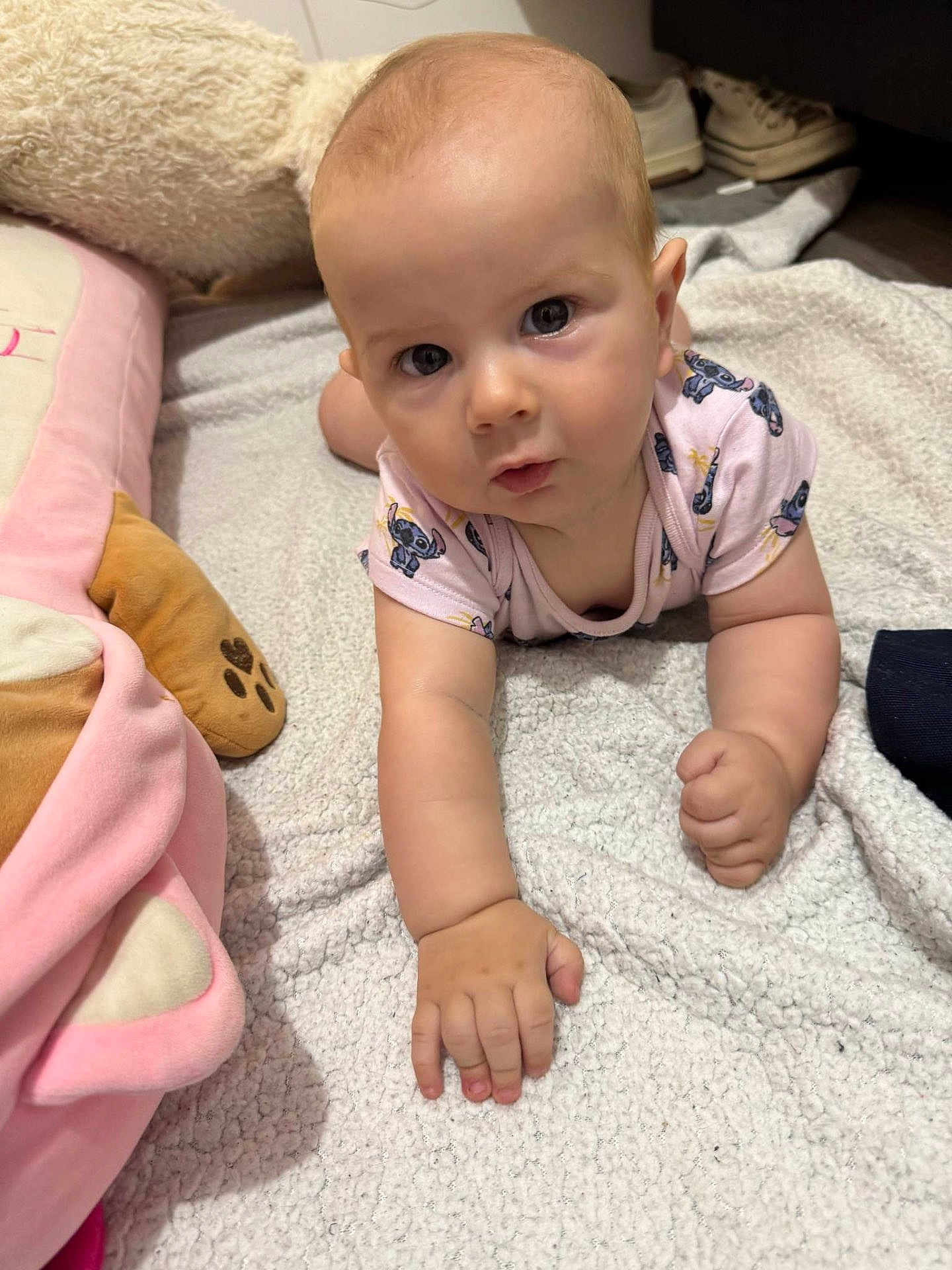 Alexandru Adrian a rejoint le concours — aidez-le/la à gagner de superbes lots ! baby, blanket, child, clothing, crawling, curious, expression, eyes, face, floor, footwear, hand, indoor, infant, onesie, person, pink, plush_toy, portrait, soft_texture