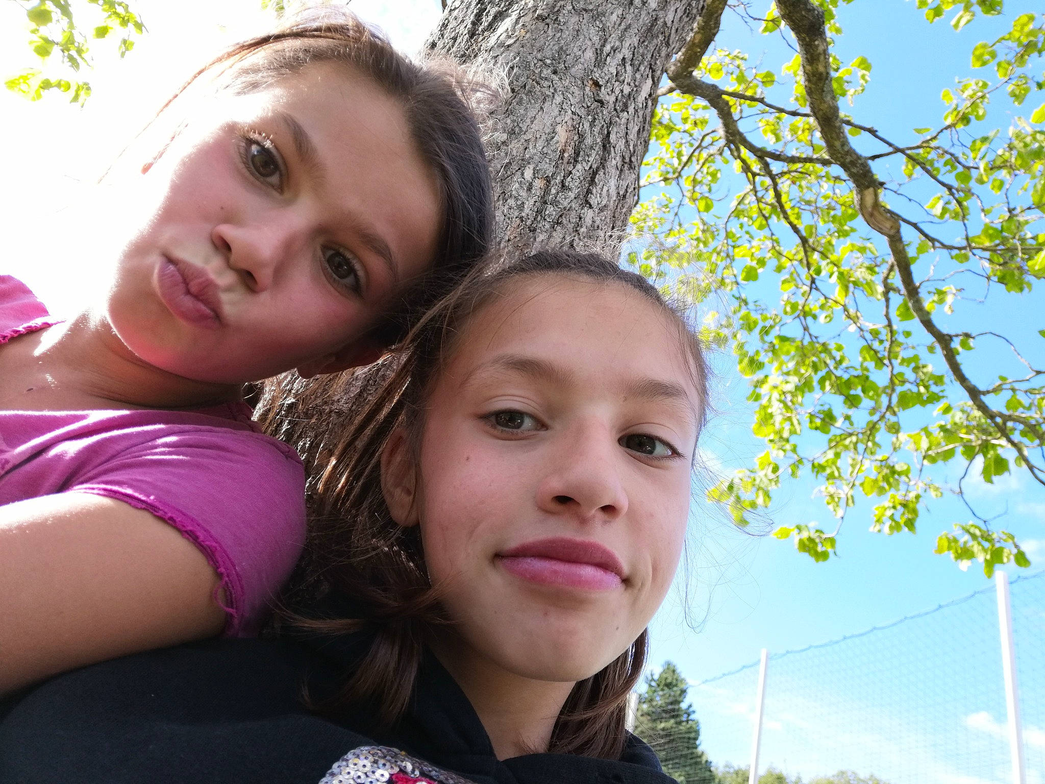 Priscillia participe au concours pour gagner de l'argent avec cette photo : cheek, chin, eye, face, fun, grass, happy, iris, joy, leaf, leisure, lip, people_in_nature, person, plant, skin, sky, sunlight, t_shirt, tree