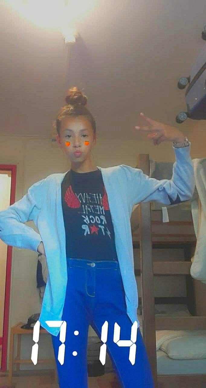 Priscillia participe au concours pour gagner de l'argent avec cette photo : active_pants, costume, fashion_design, linens, overall, pajamas, person, standing, sweatpant, tights