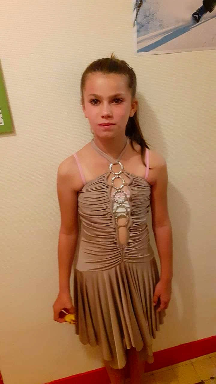 Cecillia a rejoint le concours — aidez-le/la à gagner de superbes lots ! blond, body_jewelry, chest, cocktail_dress, day_dress, dress, ear, embellishment, eyelash, fashion, fashion_design, hair_accessory, joint, neck, one_piece_garment, person, shoulder, sleeveless_shirt, throat, trunk