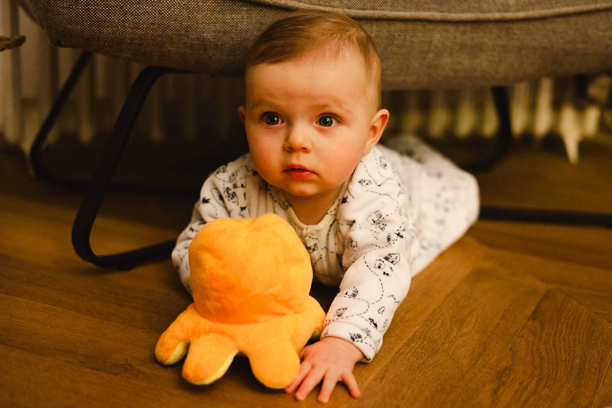 Enola a rejoint le concours — aidez-le/la à gagner de superbes lots ! baby, baby_toddler_clothing, cheek, chin, comfort, eye, face, finger, flooring, gesture, hand, happy, head, human_body, iris, nose, person, skin, sleeve, smile