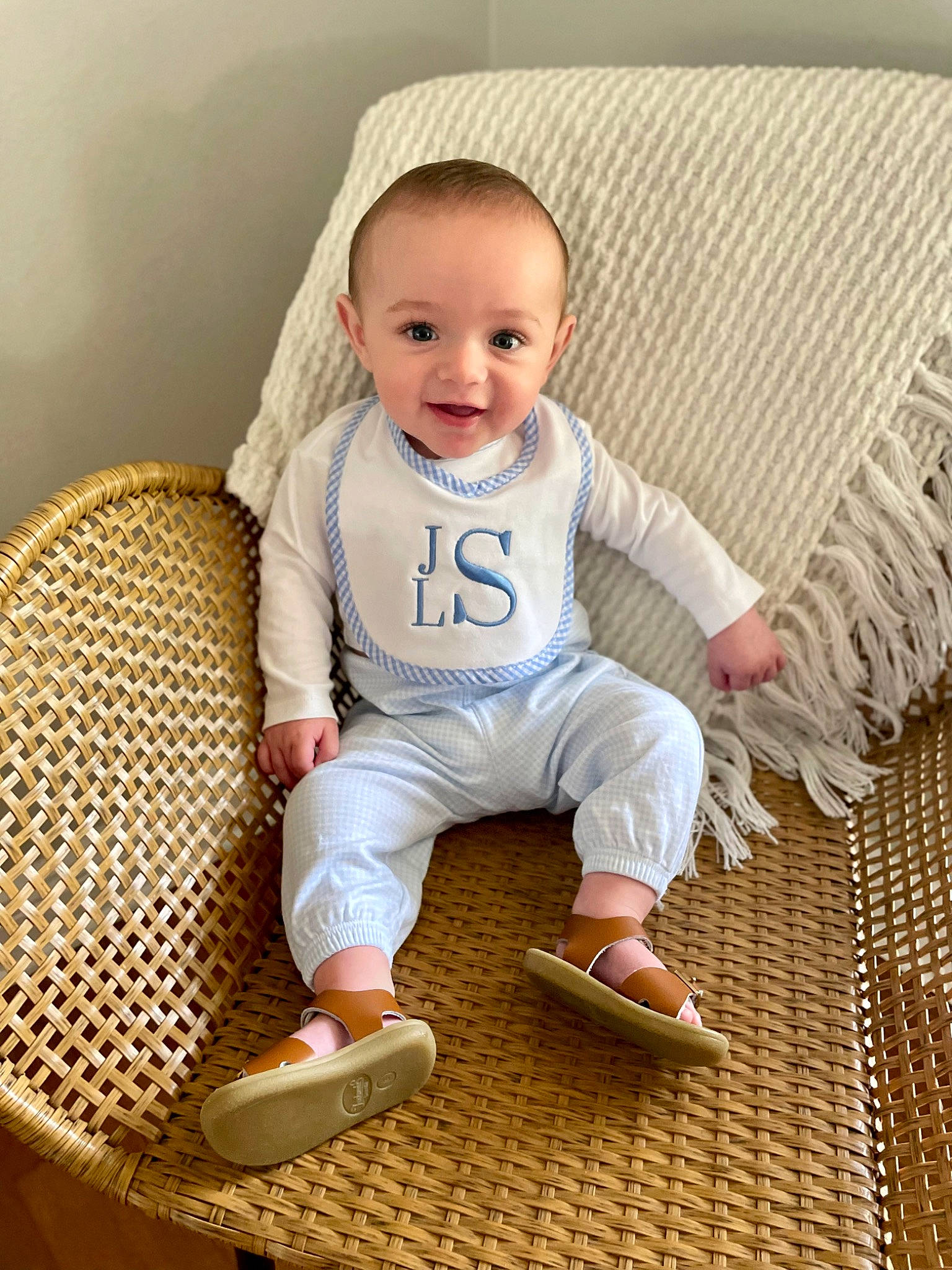 Lee is registered to the contest to win money with this photo: baby, baby_products, baby_toddler_clothing, barefoot, beauty, chair, child, comfort, fashion_accessory, foot, happy, human_leg, joy, knee, pattern, person, sitting, sleeve, smile, t_shirt