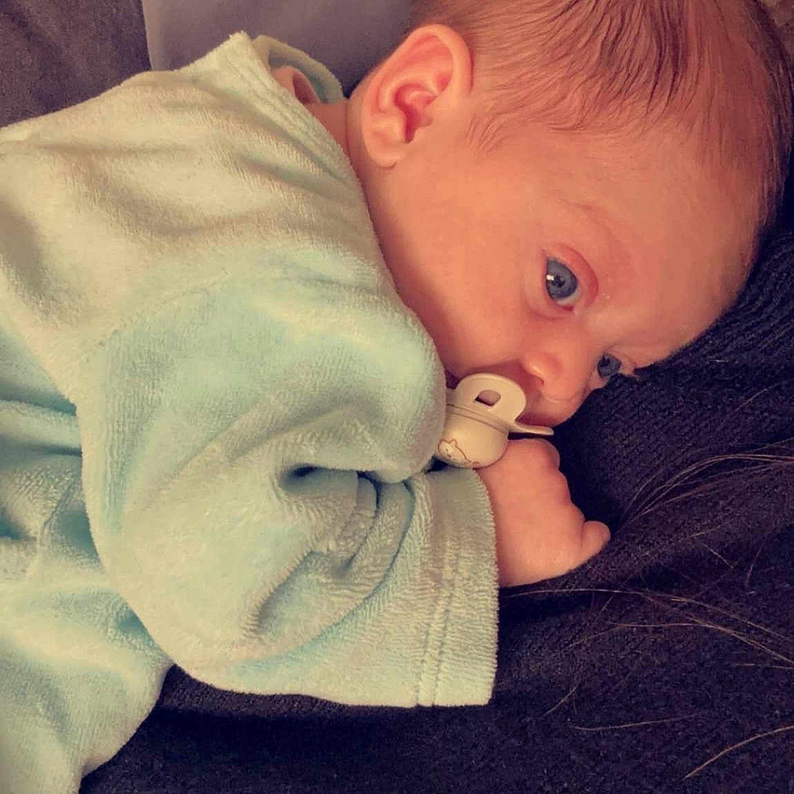 Keyliana participe au concours pour gagner de l'argent avec cette photo : baby, blanket, face, head, newborn, person, photography, portrait, quilt, towel