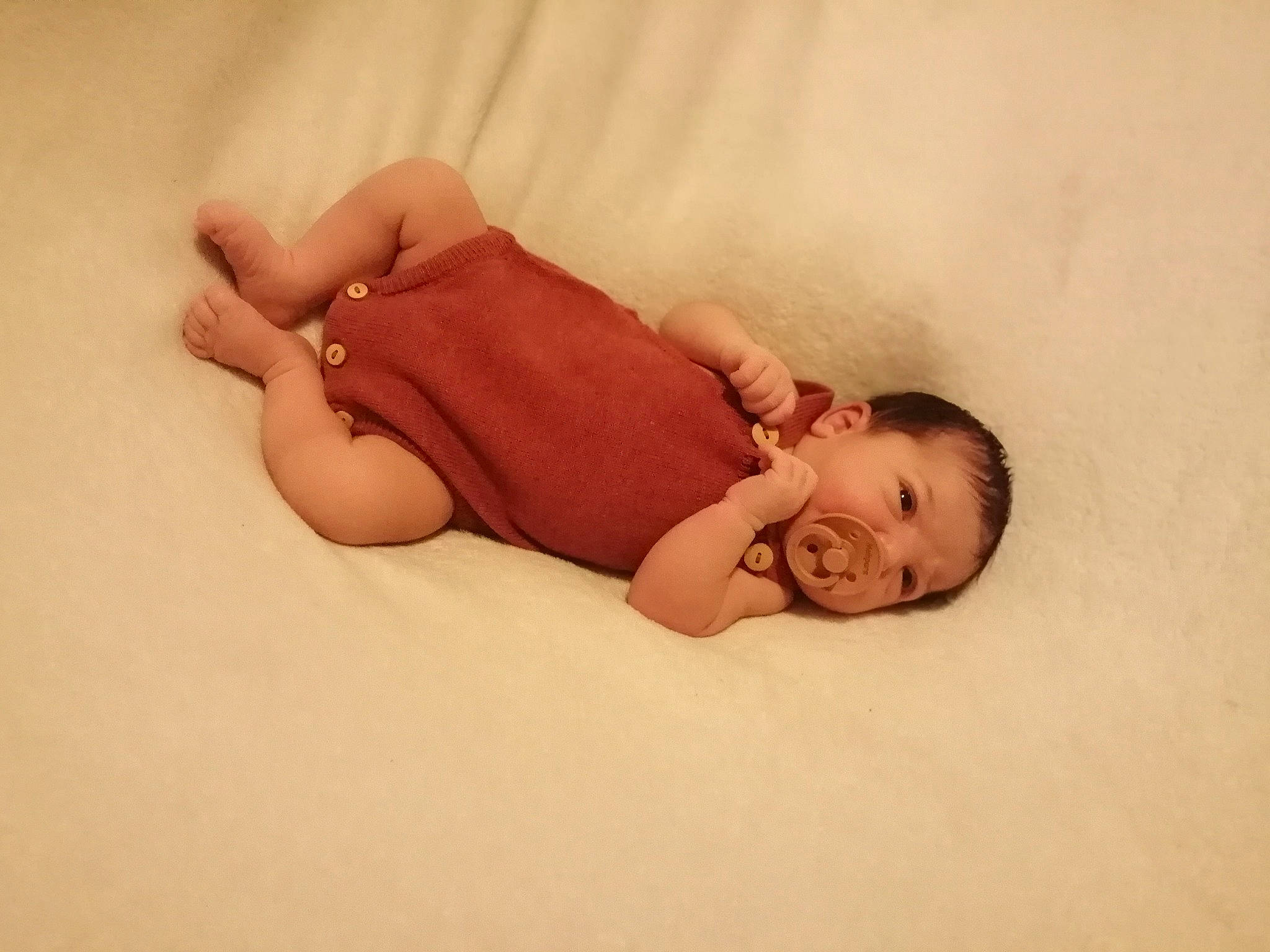 Mehpare a rejoint le concours — aidez-le/la à gagner de superbes lots ! baby, bedding, comfort, elbow, eye, flash_photography, floor, flooring, foot, human_body, human_leg, knee, leg, linens, neck, person, stomach, thigh, toddler, wood