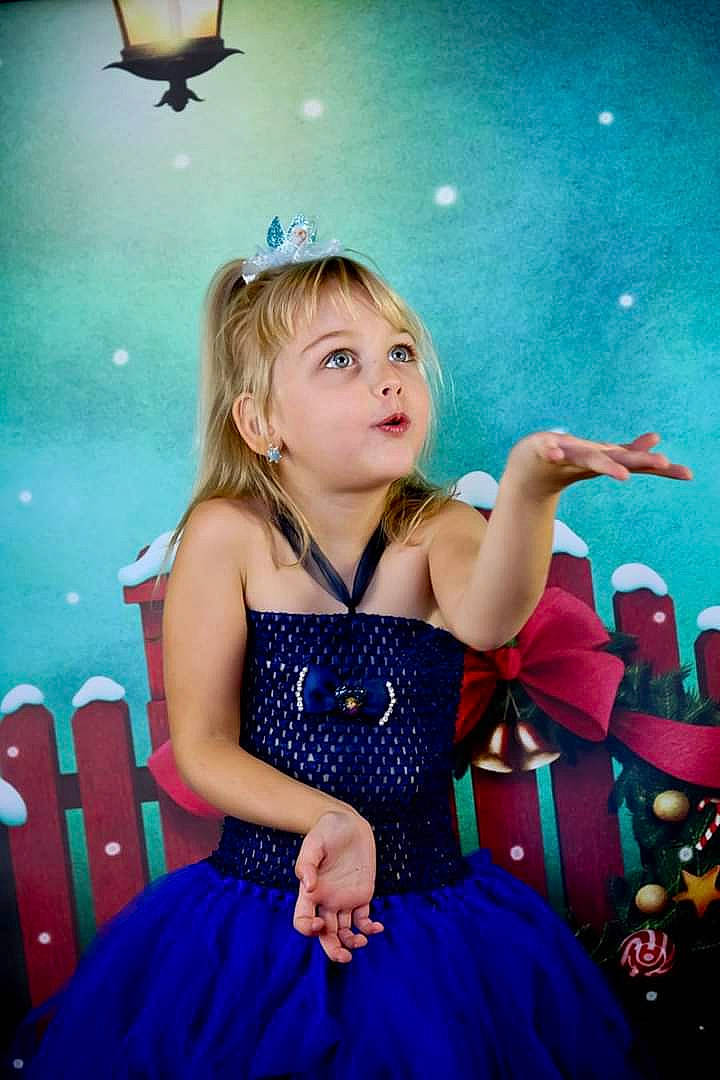 Noéline participe au concours pour gagner de l'argent avec cette photo : beauty, blue, clothing, costume, dress, fun, girl, happiness, human_hair_color, lady, person, photo_shoot, skin, smile