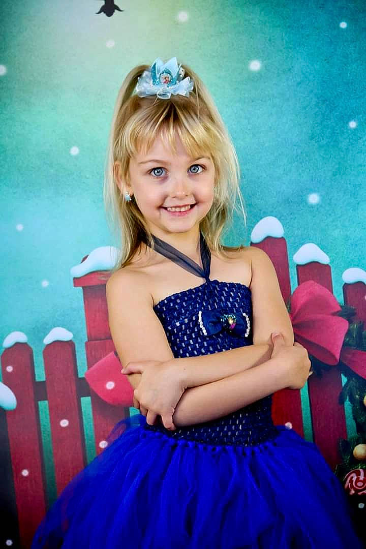 Noéline participe au concours pour gagner de l'argent avec cette photo : beauty, blond, blue, brown_hair, child_model, costume, dress, fun, girl, hair, hairstyle, happiness, human_hair_color, joy, lady, long_hair, person, photo_shoot, shoulder, sitting