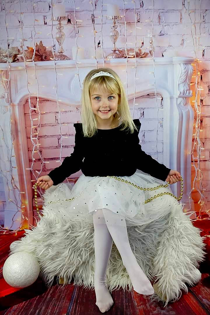 Noéline a rejoint le concours — aidez-le/la à gagner de superbes lots ! ballet_tutu, beauty, costume, dress, fashion, fashion_design, flooring, fun, girl, gown, human_hair_color, joy, lady, person, photo_shoot, pink, shoulder, sitting, smile, textile