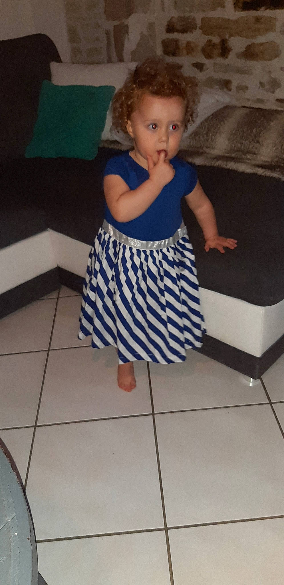 Inès a rejoint le concours — aidez-le/la à gagner de superbes lots ! arm, baby, child, floor, leg, person, shoulder, toddler