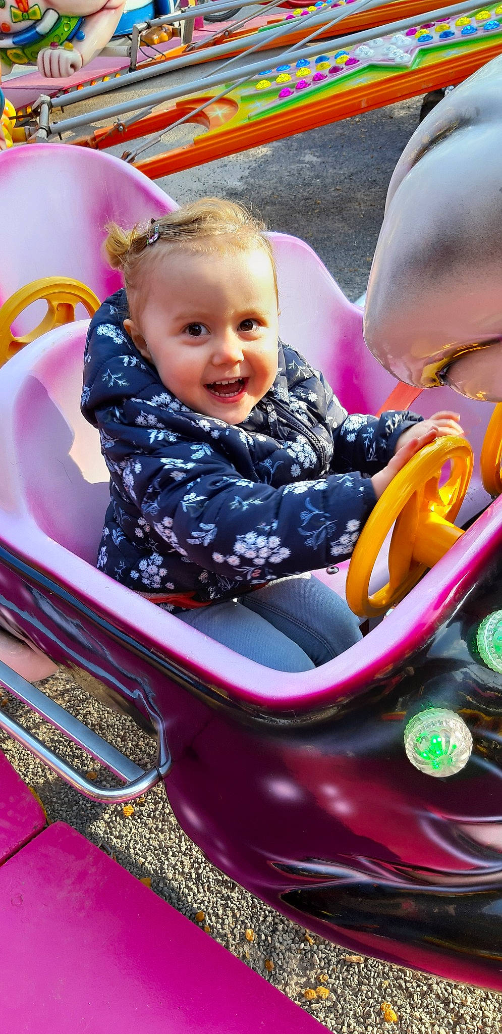 Inès participe au concours pour gagner de l'argent avec cette photo : baby, baby_products, child, fun, joy, leisure, outdoor_play_equipment, person, play, playground, product, recreation, sitting, toddler