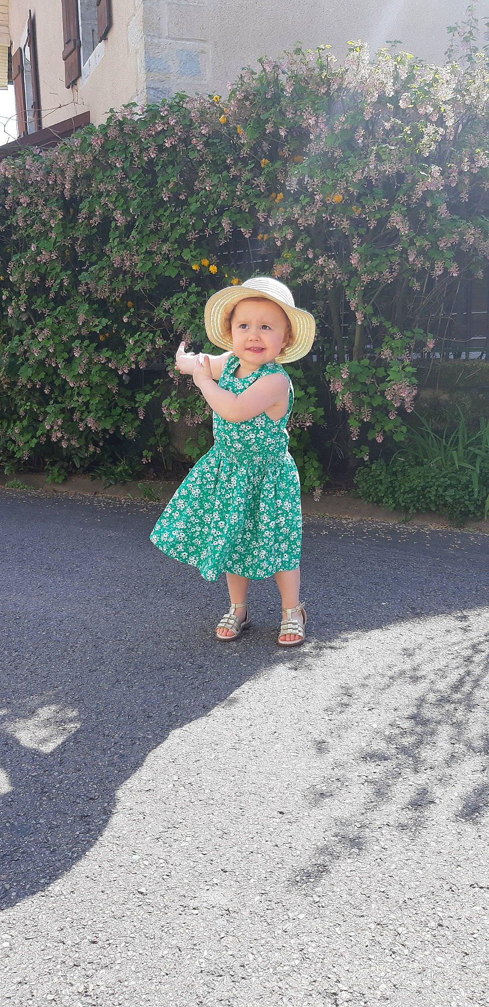 Inès a rejoint le concours — aidez-le/la à gagner de superbes lots ! child, clothing, dress, fashion_accessory, fawn, hat, headgear, pattern, person, smile, summer, sun_hat, toddler, tree, turquoise, vacation