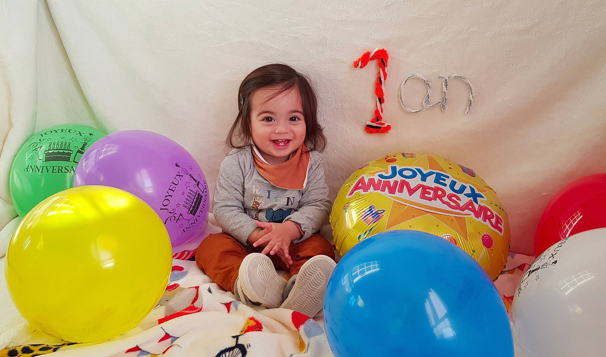 Aldriann participe au concours pour gagner de l'argent avec cette photo : balloon, beauty, child, circle, event, facial_expression, fun, happy, joy, leisure, magenta, party, party_supply, people, person, play, recreation, room, smile, t_shirt