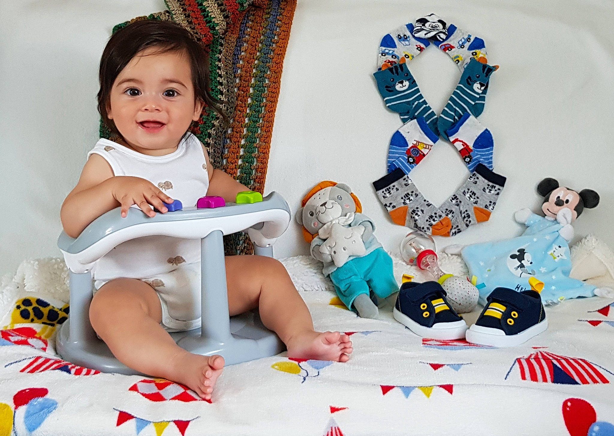 Aldriann a rejoint le concours — aidez-le/la à gagner de superbes lots ! baby, baby_playing_with_toys, baby_toddler_clothing, child, comfort, fun, happy, joy, lap, leisure, linens, pattern, person, pillow, playing_with_kids, product, sitting, smile, t_shirt, textile