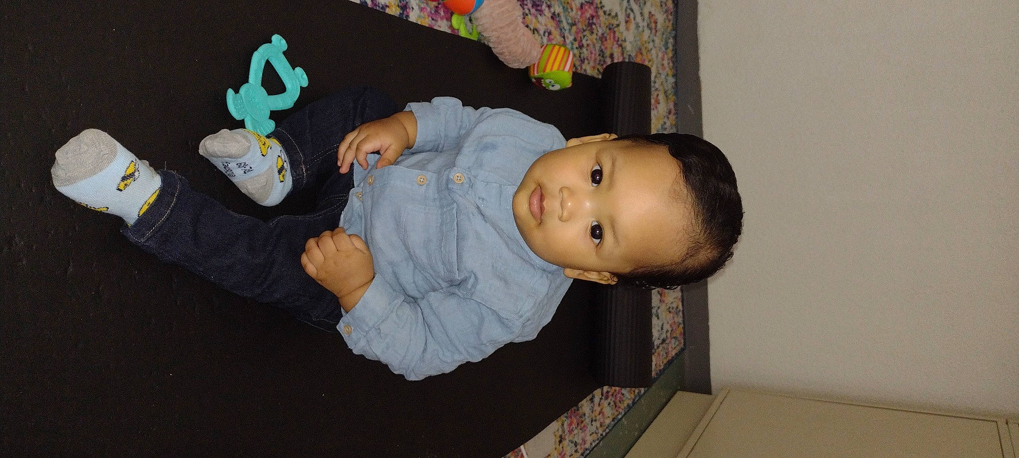 Théo a rejoint le concours — aidez-le/la à gagner de superbes lots ! baby, baby_products, baby_toddler_clothing, baby_toys, cheek, child, fun, gesture, person, room, sleeve, smile, thumb, toddler