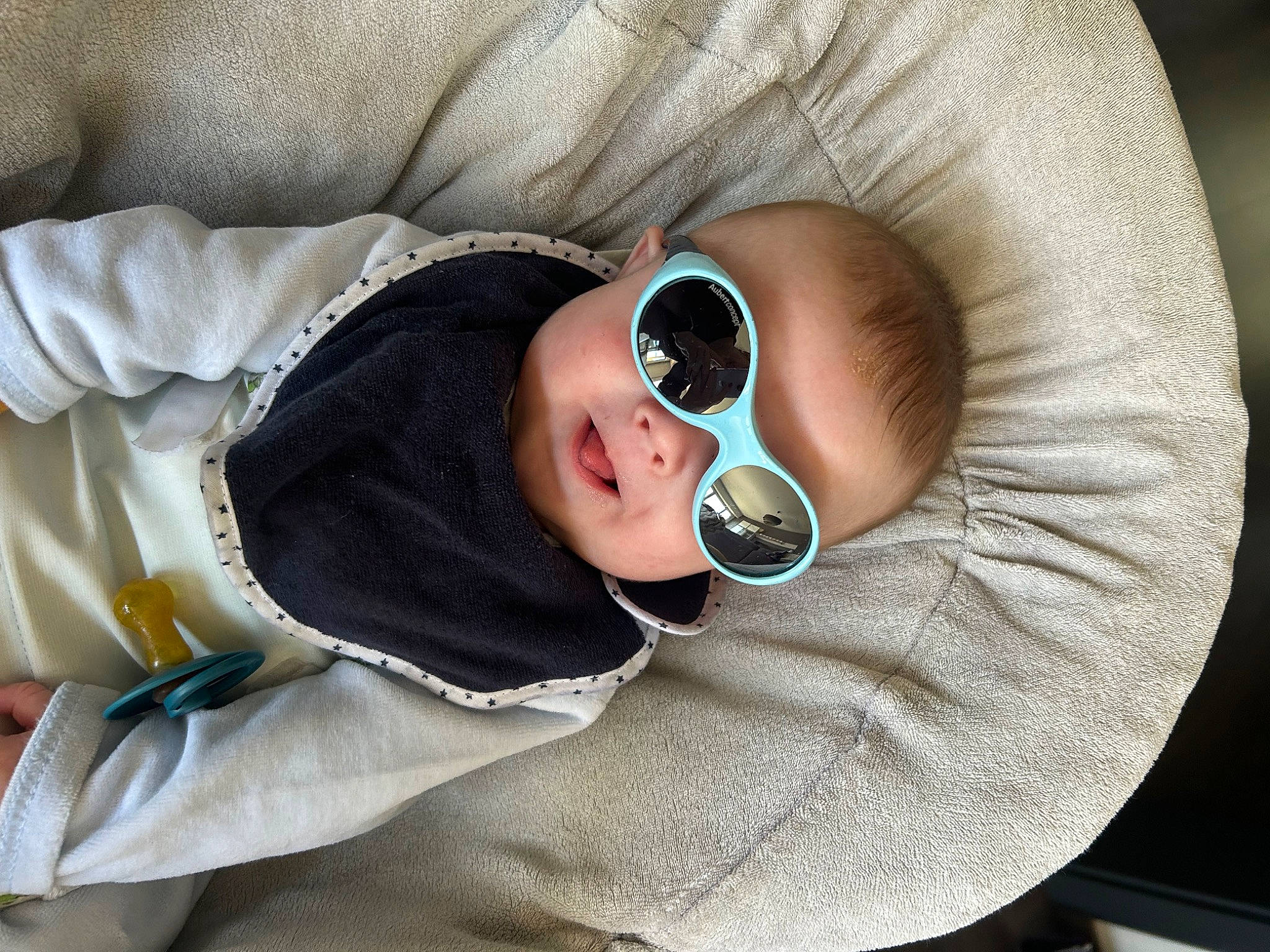 Esteban a rejoint le concours — aidez-le/la à gagner de superbes lots ! baby, baby_products, baby_sleeping, baby_toddler_clothing, child, comfort, eye, eyewear, face, glasses, goggles, human_body, linens, person, personal_protective_equipment, sitting, sleeve, sunglasses, toddler, vision_care