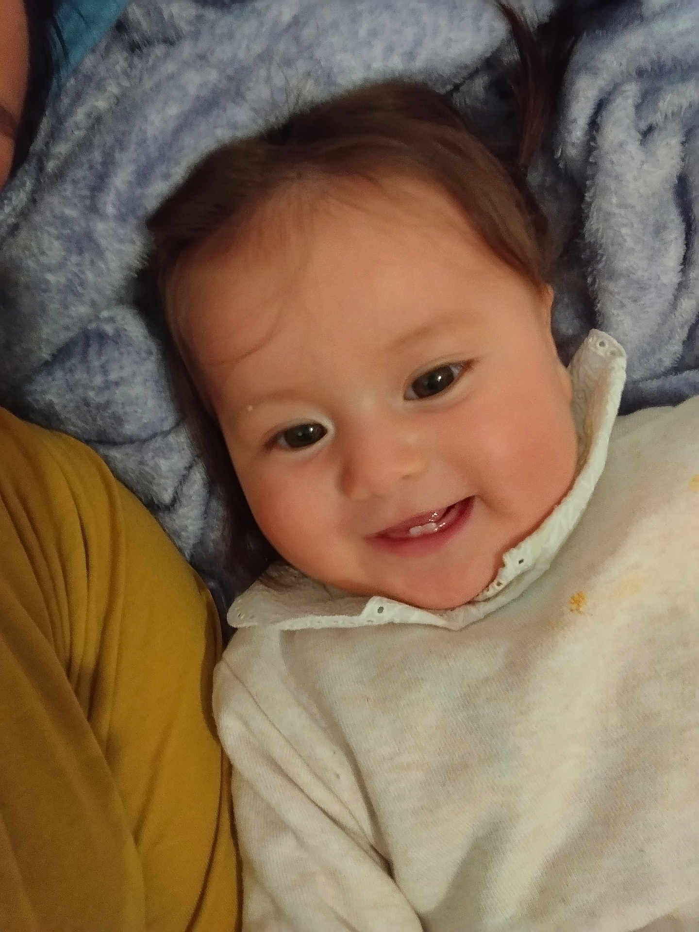 Siete Meses participe au concours pour gagner de l'argent avec cette photo : baby, blanket, cheeks, child, close_up, cozy, face, happy, head, human, indoors, infant, person, portrait, relaxing, smile, soft_texture, teeth, warm_colors, white_clothing