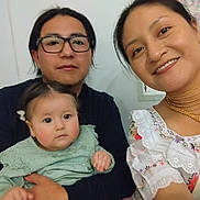 Siete Meses participe au concours pour gagner de l'argent avec cette photo : baby, casual, child, clothing, cute, face, family, flower_pattern, glasses, happy, holding, home, indoor, man, necklace, person, portrait, smile, toddler, woman