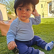 Tiago a rejoint le concours — aidez-le/la à gagner de superbes lots ! child, toddler, baby, grass, cap, keys, outdoor, sunlight, blue_clothing, socks, person, greenery, curious, sitting, toy, hand, face, young, casual, daylight