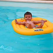 Tiago participe au concours pour gagner de l'argent avec cette photo : baby, pool, water, float, yellow_float, swimming, child, smile, happy, outdoor, summer, skin, diaper, fun, blue_water, play, infant, waving_hand, relax, floating
