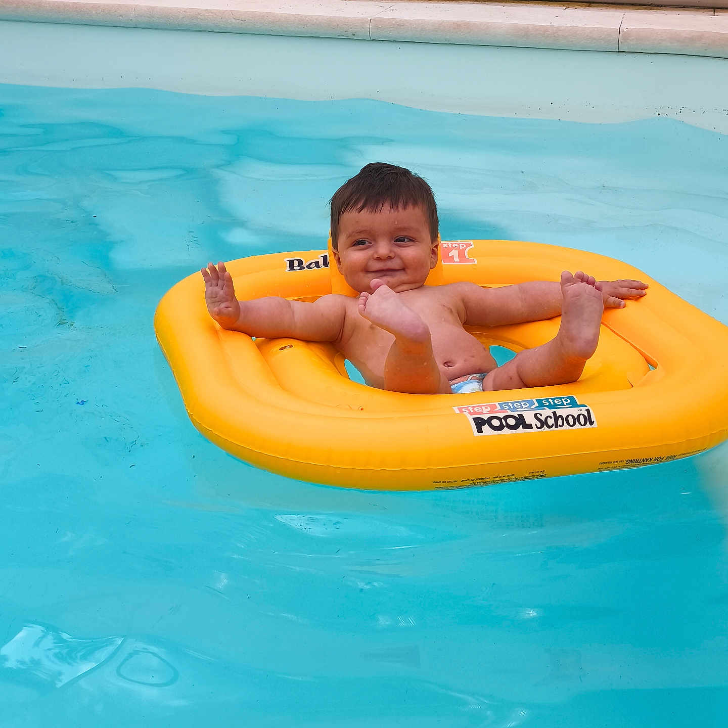 Tiago participe au concours pour gagner de l'argent avec cette photo : baby, pool, water, float, yellow_float, swimming, child, smile, happy, outdoor, summer, skin, diaper, fun, blue_water, play, infant, waving_hand, relax, floating
