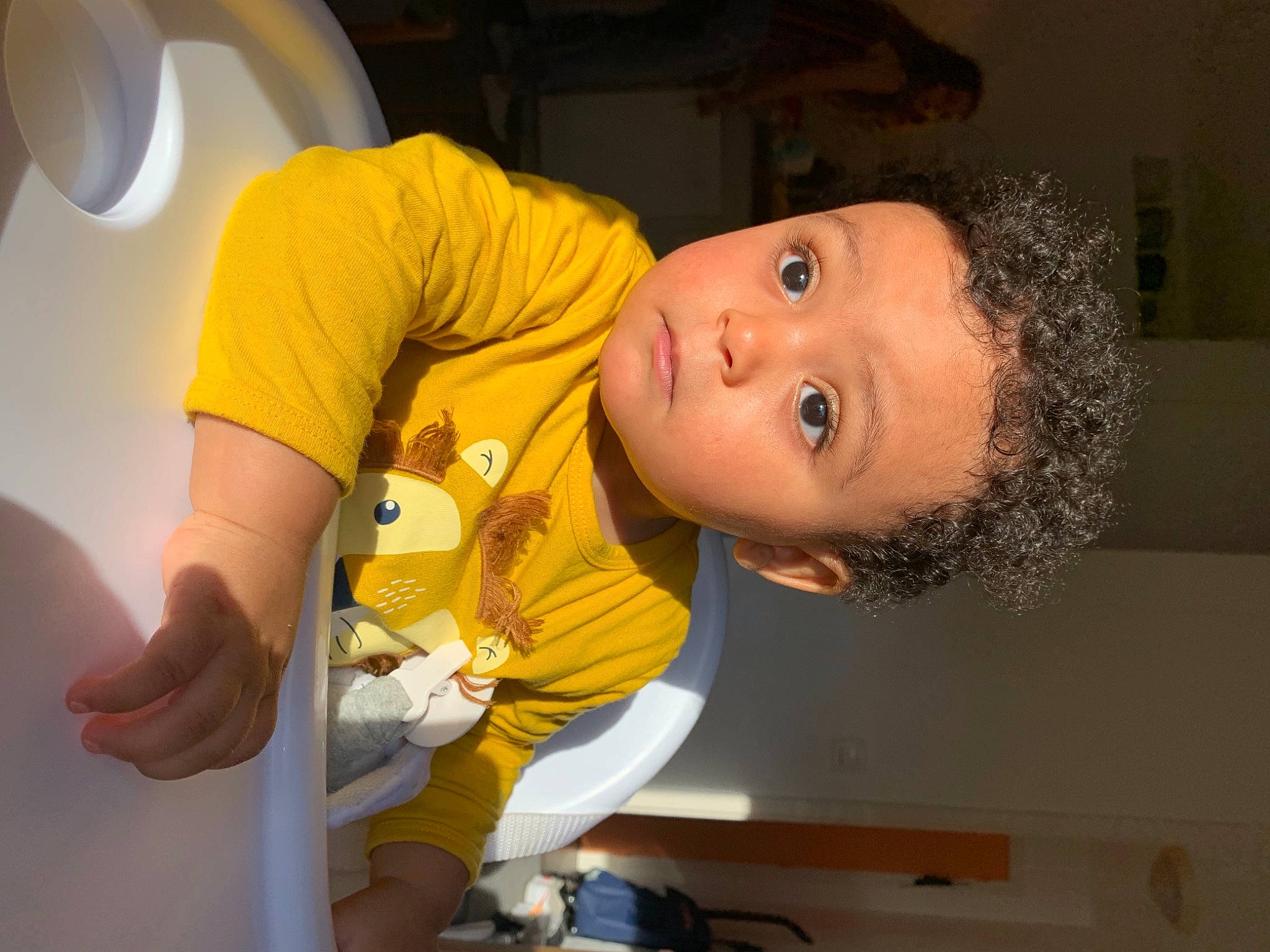 Jazil a rejoint le concours — aidez-le/la à gagner de superbes lots ! baby, baby_toddler_clothing, cheek, child, comfort, ear, elbow, finger, fun, happy, human_body, mouth, nose, person, room, skin, sleeve, t_shirt, thumb, toddler