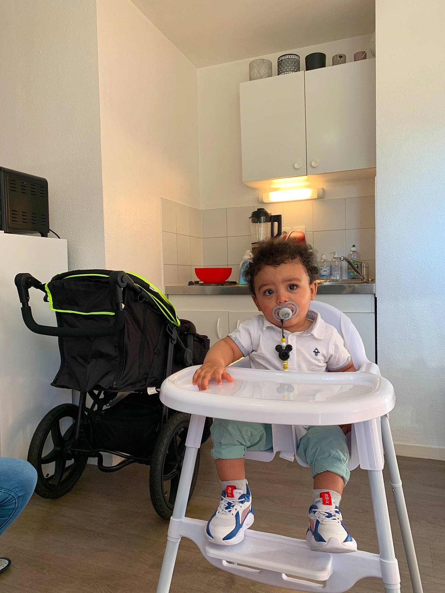 Jazil a rejoint le concours — aidez-le/la à gagner de superbes lots ! baby, baby_products, baby_safety, baby_toddler_clothing, cabinetry, chair, child, comfort, floor, flooring, human_leg, knee, person, product, room, service, shorts, sitting, tire, toddler