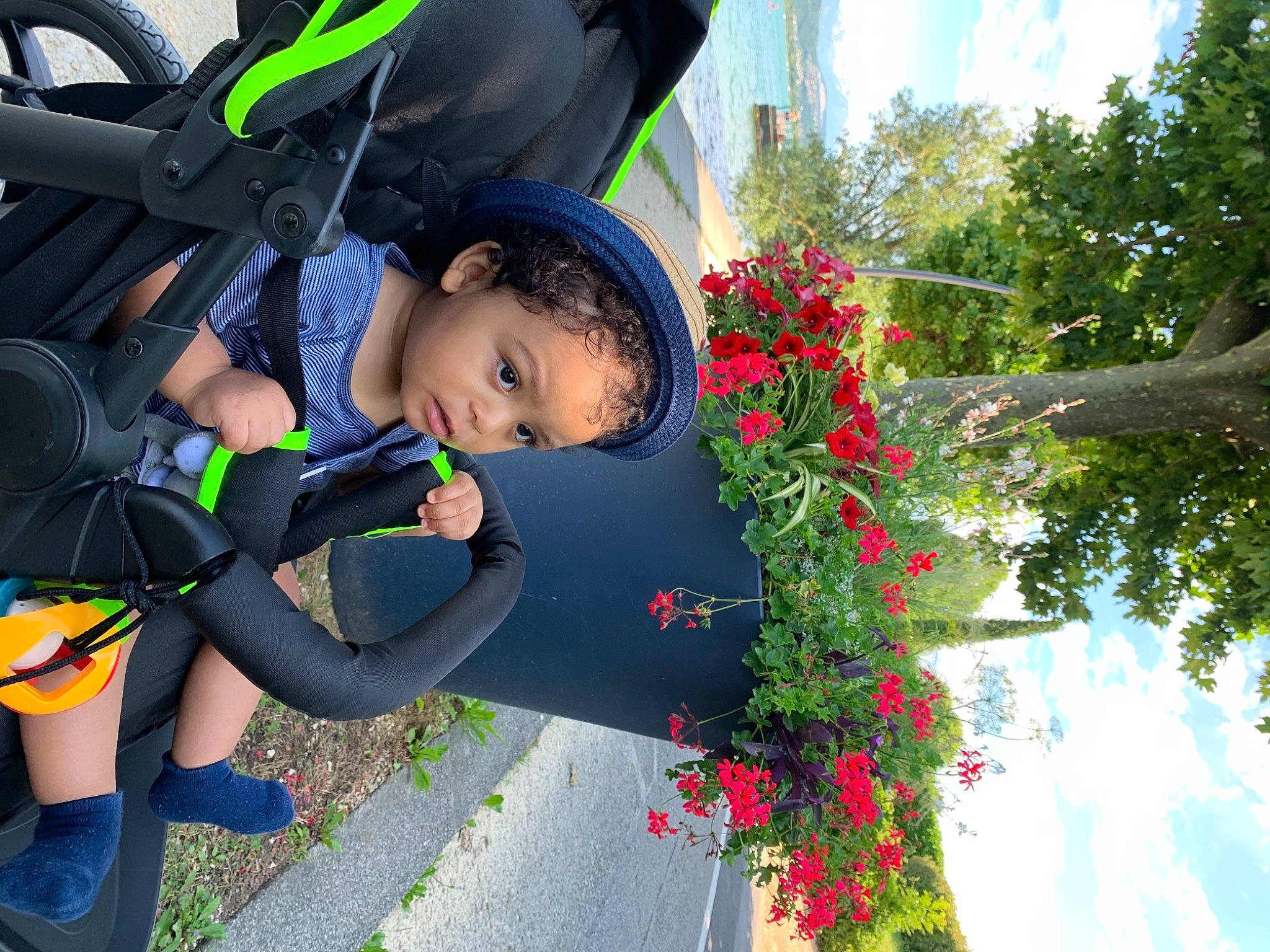 Jazil a rejoint le concours — aidez-le/la à gagner de superbes lots ! auto_part, baby_carriage, baby_products, child, flower, fun, grass, happy, leisure, people_in_nature, person, personal_protective_equipment, petal, plant, recreation, sky, toddler, travel, tree, vacation