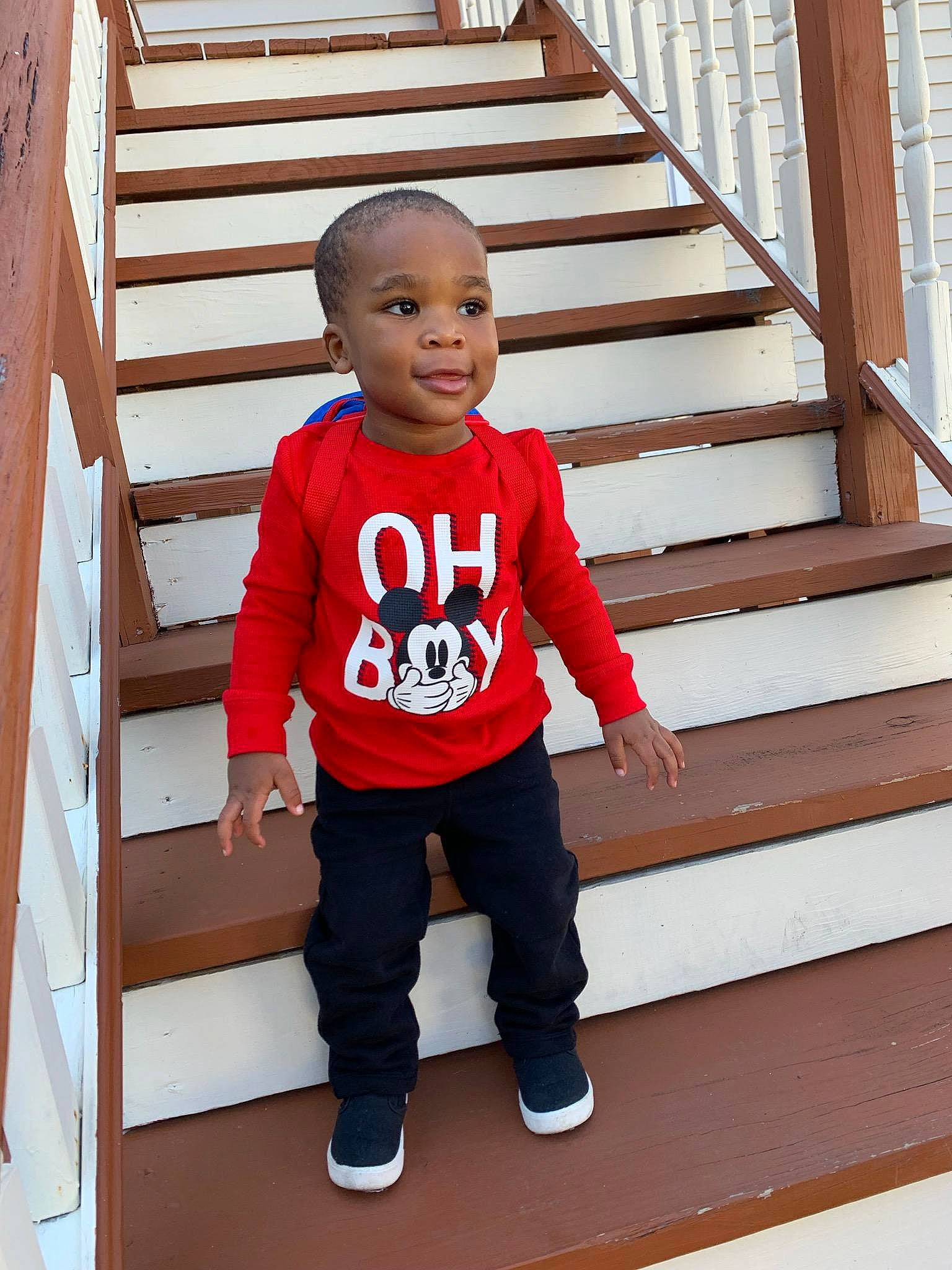 Sanon a rejoint le concours — aidez-le/la à gagner de superbes lots ! child, person, stairs, standing, t_shirt, toddler