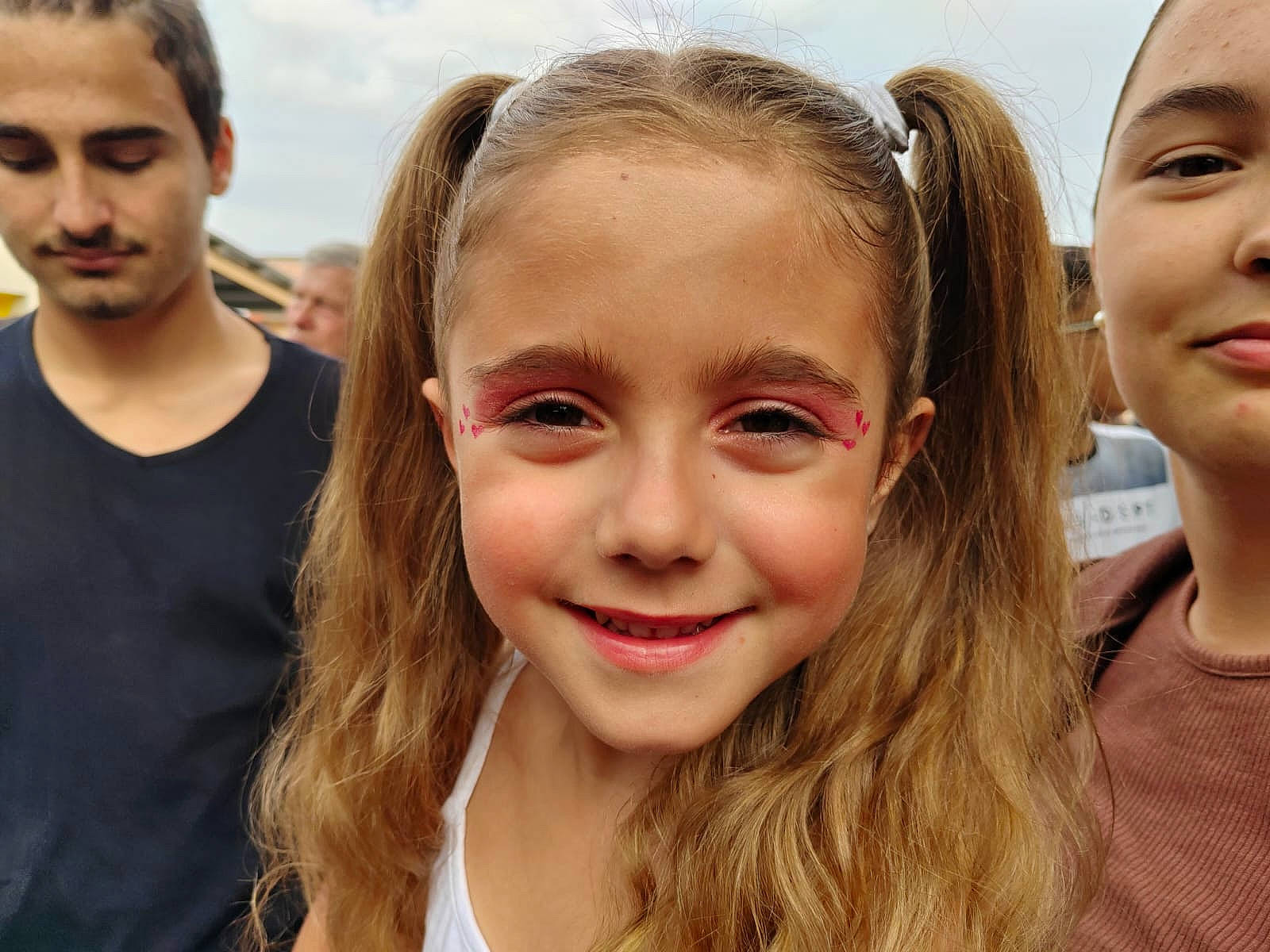 Morgane participe au concours pour gagner de l'argent avec cette photo : beard, eye, face, facial_expression, flash_photography, fun, gesture, grass, hair, hairstyle, happy, head, joy, leisure, lip, long_hair, mammal, organ, person, skin
