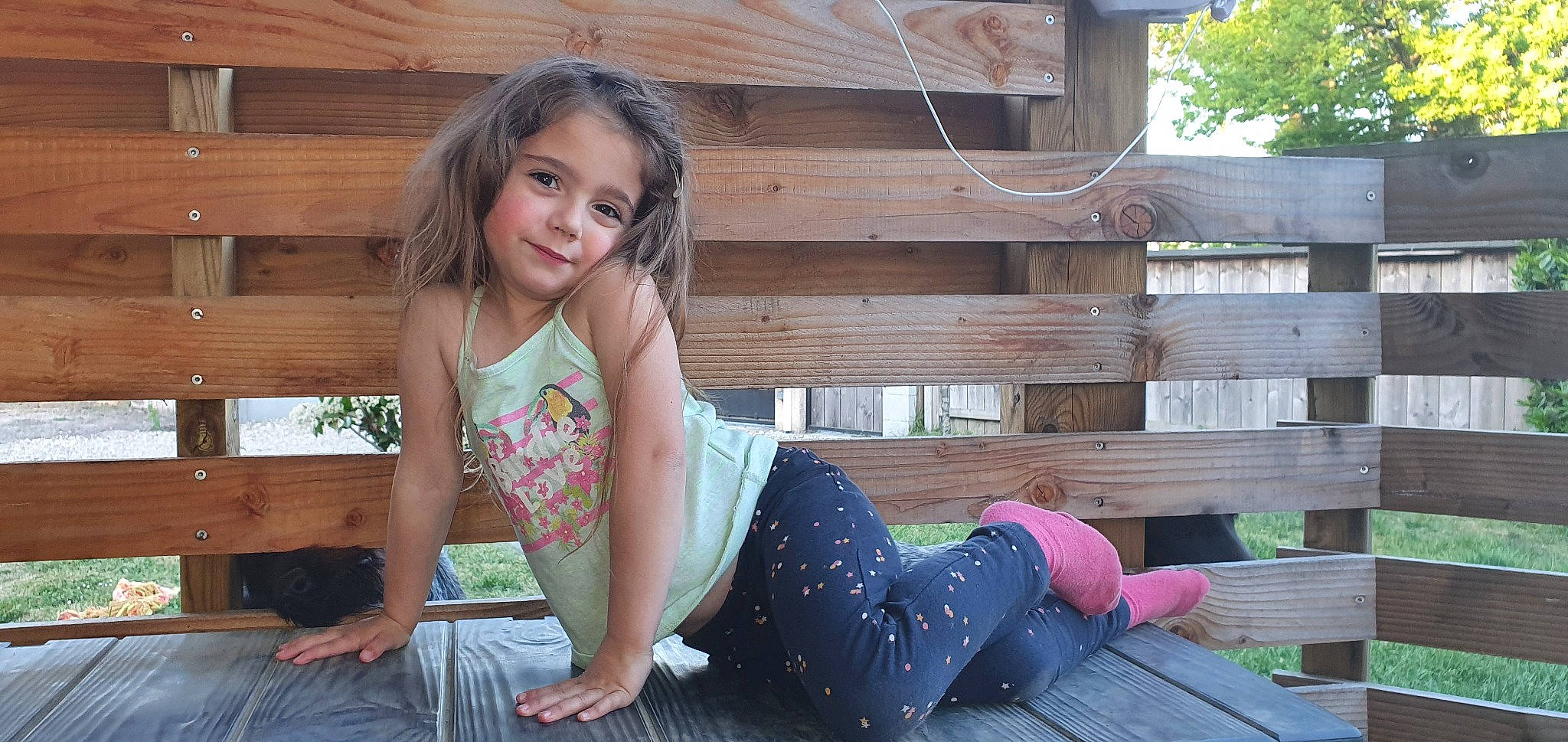 Morgane participe au concours pour gagner de l'argent avec cette photo : baby_toddler_clothing, beauty, child, foot, fun, grass, happy, hardwood, human_leg, knee, leg, leisure, long_hair, person, pink, skin, smile, thigh, toddler, tree