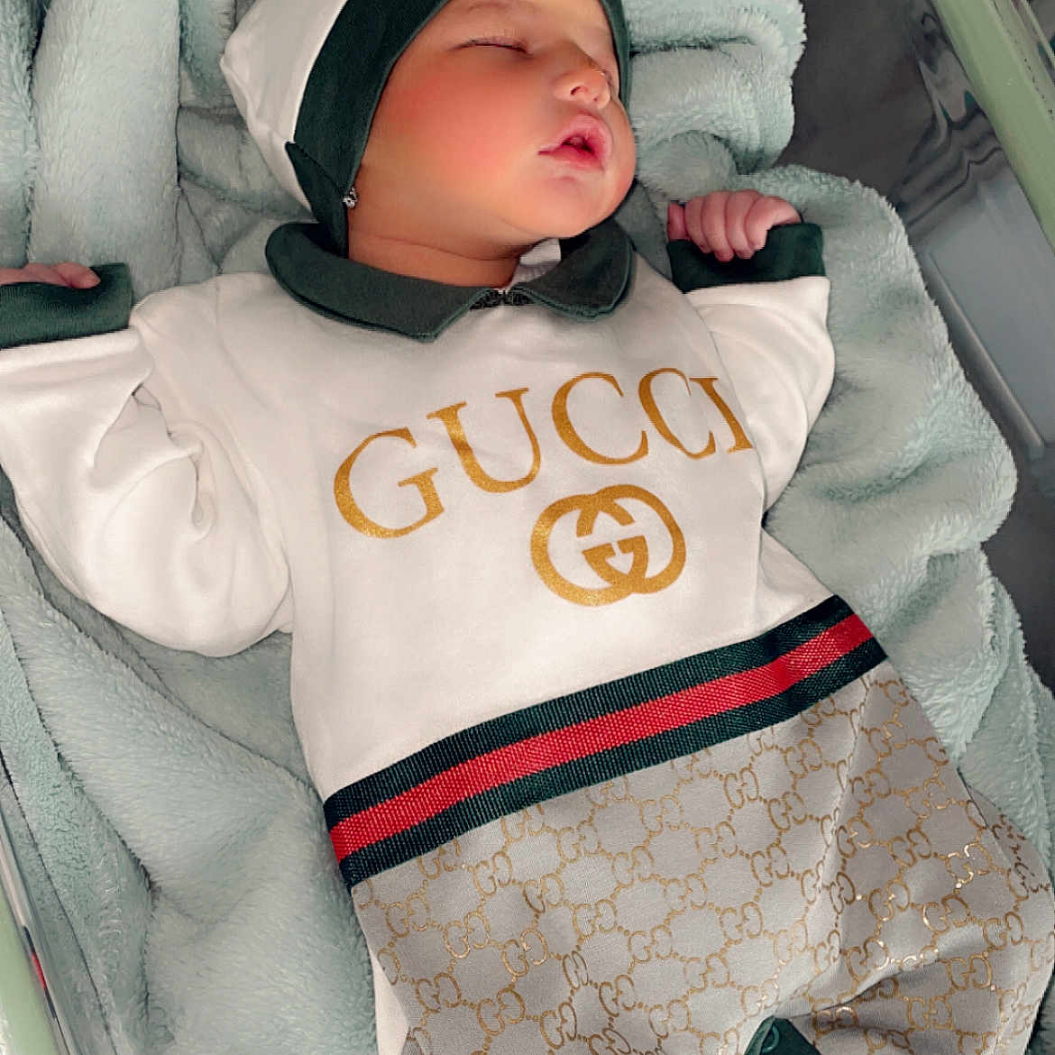 Djoud-Habib a rejoint le concours — aidez-le/la à gagner de superbes lots ! apparel, baby, bed, blanket, child, clothing, cozy, cute, cute_outfit, fashion, hat, infant, luxury_brand, person, portrait, relaxation, rest, sleeping, soft_texture, toddler