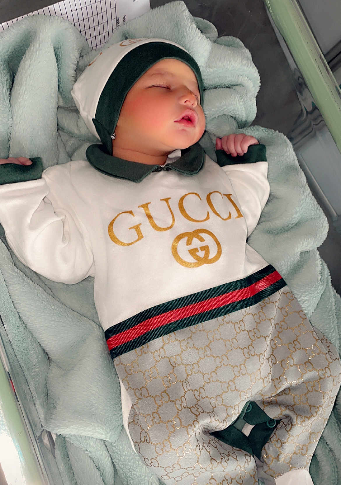 Djoud-Habib a rejoint le concours — aidez-le/la à gagner de superbes lots ! baby, sleeping, blanket, clothing, fashion, hat, infant, person, portrait, soft_texture, cozy, cute, rest, apparel, bed, child, luxury_brand, cute_outfit, toddler, relaxation