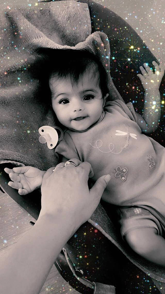 Indira participe au concours pour gagner de l'argent avec cette photo : baby, beauty, black_and_white, black_hair, child, fictional_character, hand, monochrome, person, photography, skin, smile, style, toddler