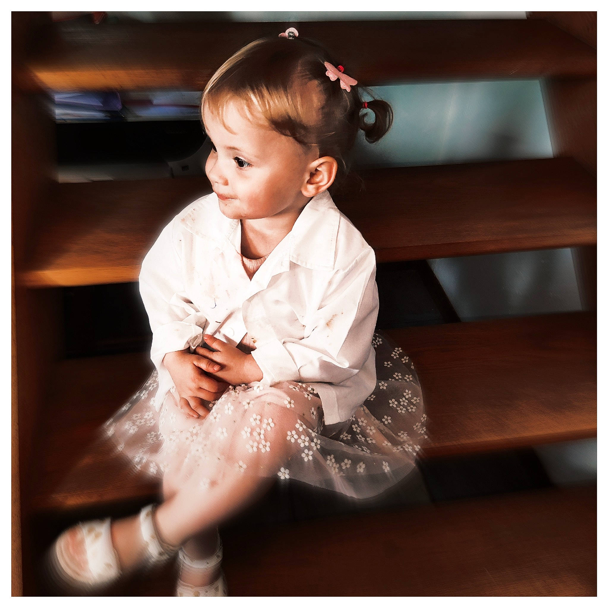 Yliana a rejoint le concours — aidez-le/la à gagner de superbes lots ! baby_toddler_clothing, beauty, child, dress, elbow, eyelash, fashion_accessory, fashion_design, flash_photography, flooring, formal_wear, gesture, happy, jewellery, neck, person, sitting, sleeve, snapshot, stock_photography