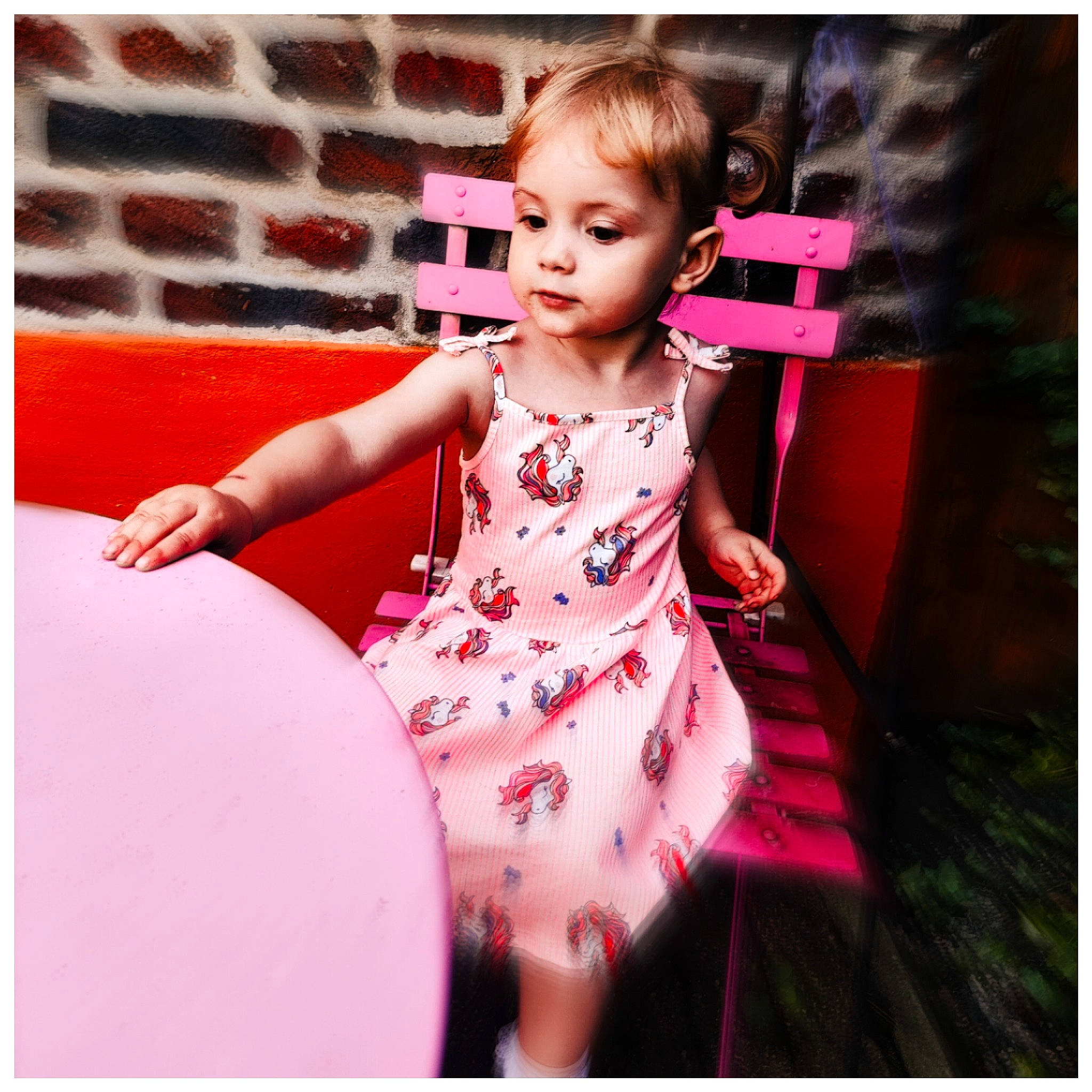 Yliana a rejoint le concours — aidez-le/la à gagner de superbes lots ! baby, baby_toddler_clothing, beauty, day_dress, dress, fashion_design, flash_photography, fun, happy, human_leg, magenta, pattern, person, pink, purple, sitting, sleeve, t_shirt, textile, toddler