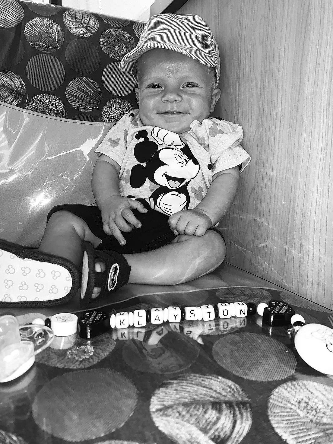 Klayston participe au concours pour gagner de l'argent avec cette photo : baby, baby_toddler_clothing, black, black_and_white, cap, child, cooking, flash_photography, happy, monochrome, monochrome_photography, organ, person, photograph, sitting, snapshot, style, sun_hat, table, toddler