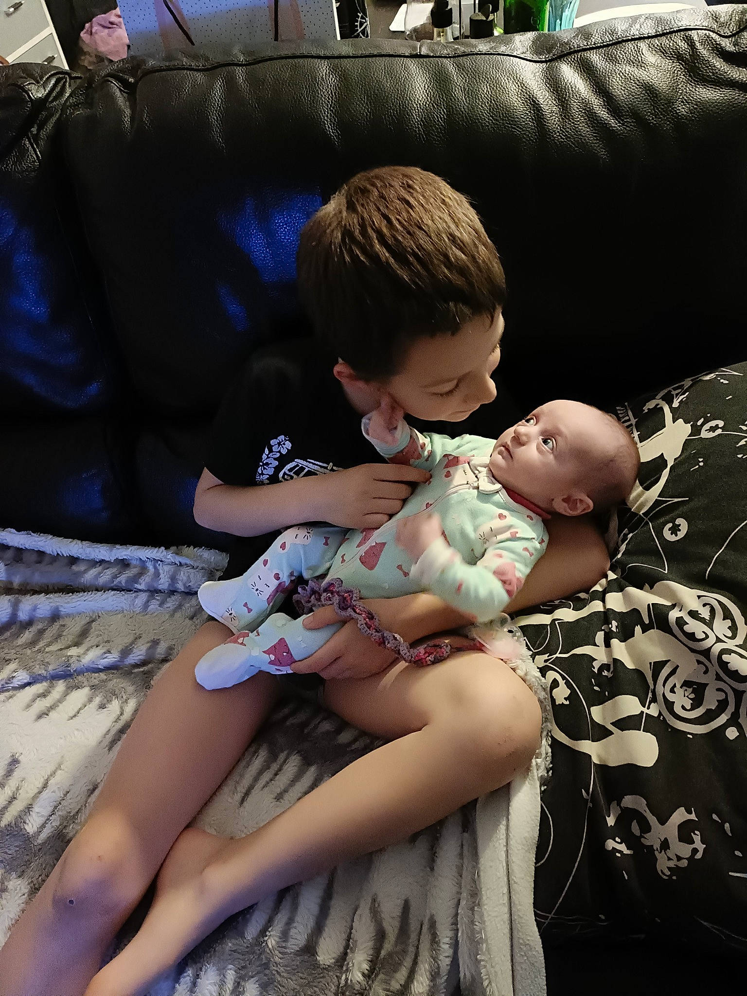 Cassandra participe au concours pour gagner de l'argent avec cette photo : baby, black_hair, child, comfort, cool, couch, eyewear, foot, fun, head, human_leg, knee, lap, leg, leisure, person, room, sitting, thigh, toddler