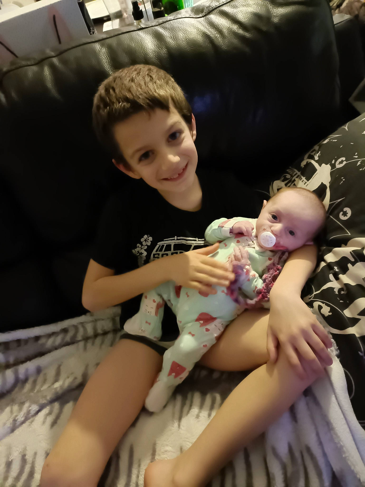 Cassandra a rejoint le concours — aidez-le/la à gagner de superbes lots ! abdomen, baby, baby_toddler_clothing, child, comfort, couch, eye, face, fun, hairstyle, happy, human_leg, iris, joy, lap, living_room, person, sitting, sock, thigh