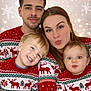 Tymaë a rejoint le concours — aidez-le/la à gagner de superbes lots ! adult, background, caucasian, child, christmas_sweater, closeup, family, festive, happy, holiday, indoor, light_bokeh, people, portrait, red_sweater, reindeer_pattern, smiling, toddler, togetherness, winter